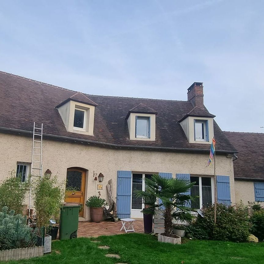 Une maison avec un toit vétuste avant rénovation