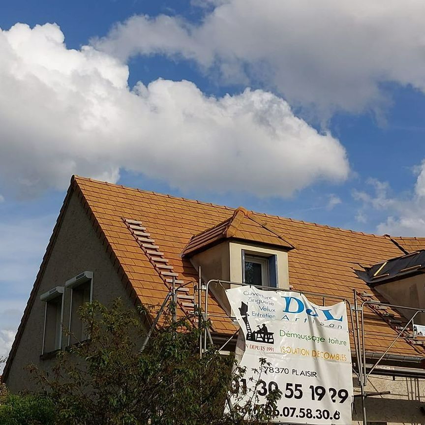 Une toiture en cours de rénovation avec un échafaudage