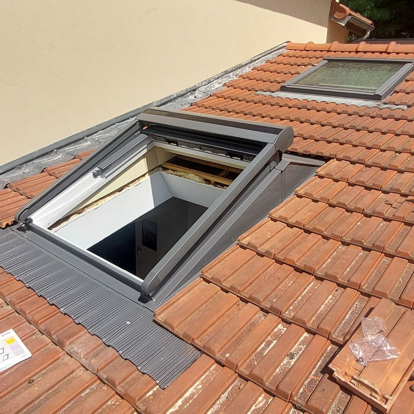 Installation d'une fenêtre de toit surélevée