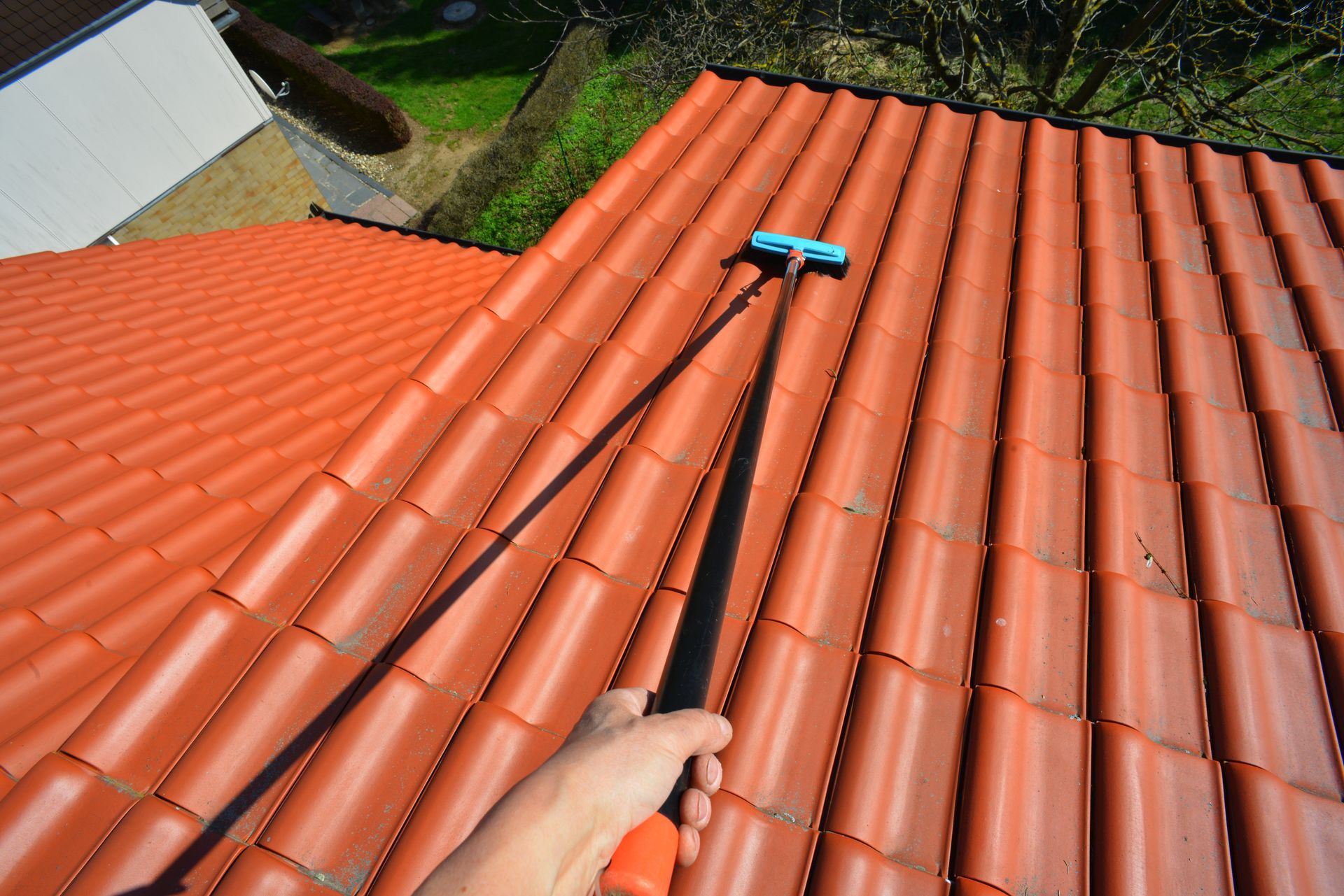 Brossage d'un toit en tuiles