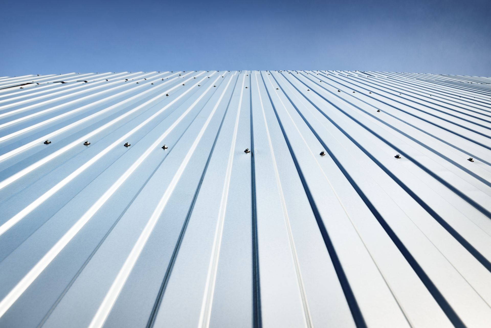 Gros plan sur une toiture en zinc