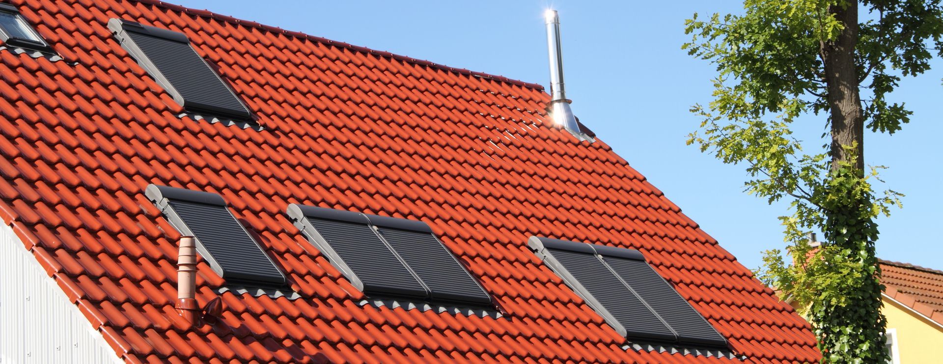 Des volets solaires sur un toit en tuiles