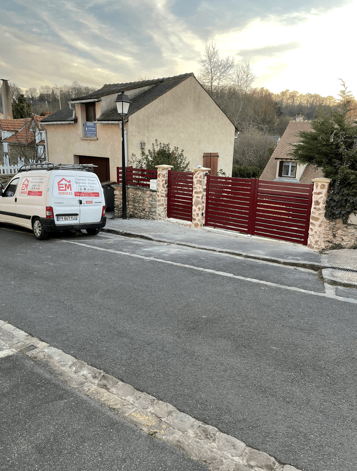 Portail et portillon en aluminium rouge