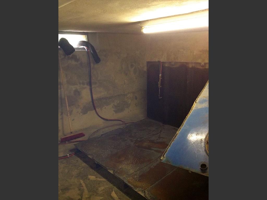 Ein dunkler Raum mit einem Licht an der Decke