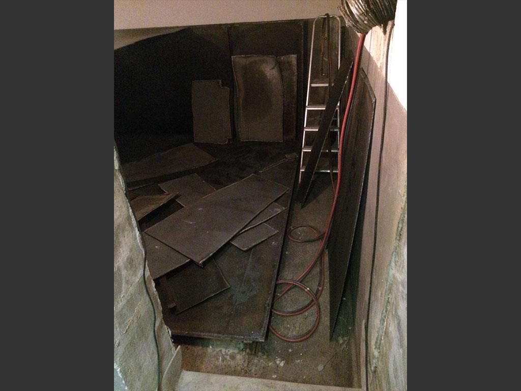 Ein Raum mit einer Leiter und einem Schlauch darin