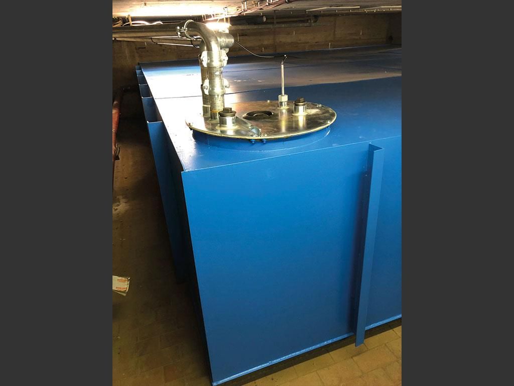 Ein großer blauer Tank mit einem Edelstahldeckel