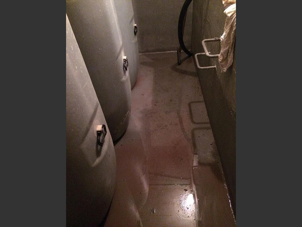 Ein schmutziger Wäscheraum mit ein paar Waschmaschinen und Trocknern