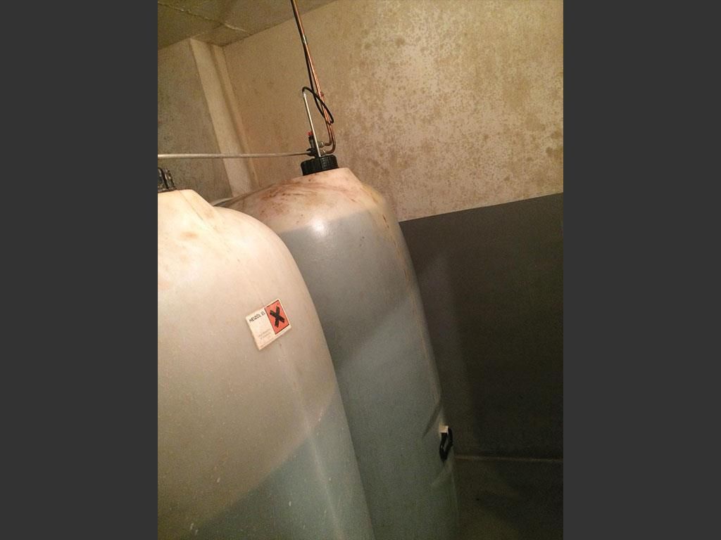 Zwei Plastikbehälter mit einem Aufkleber mit der Aufschrift „x“ darauf