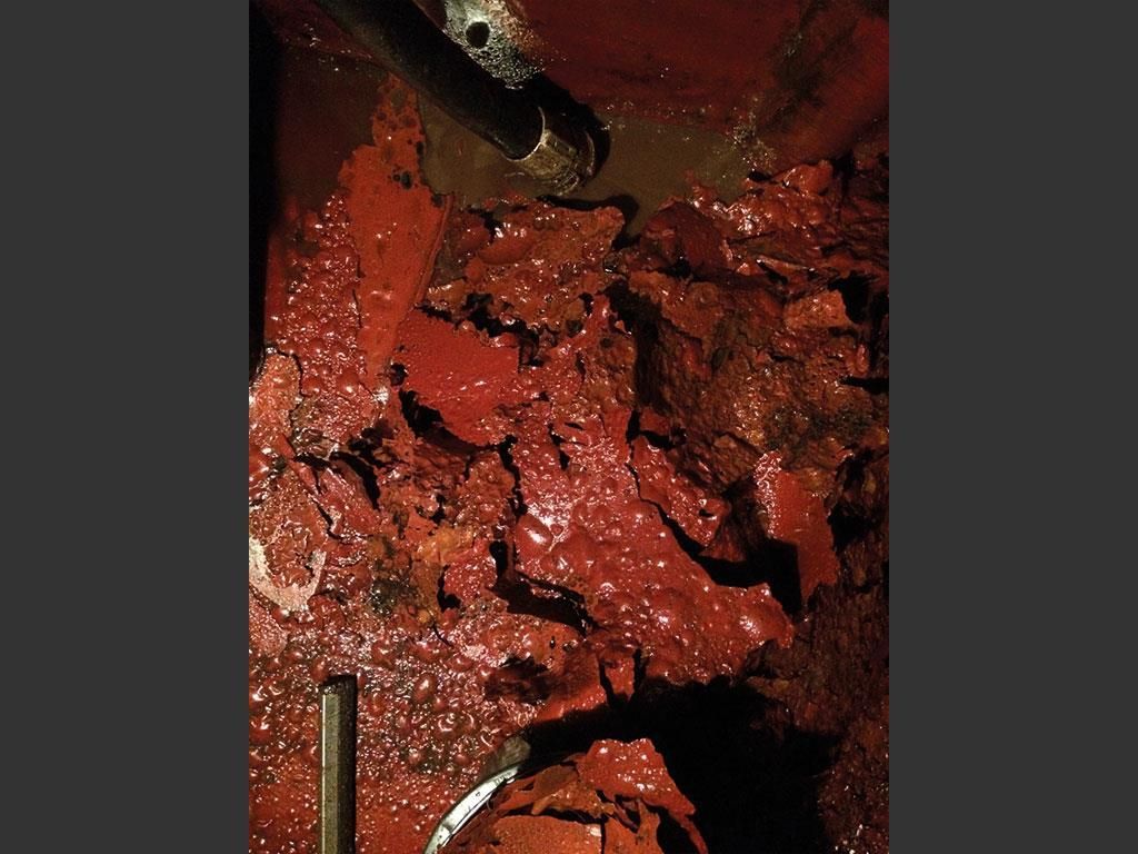 Eine Nahaufnahme von einem Haufen roter Flüssigkeit