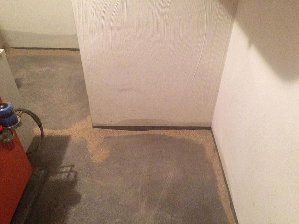 Eine Zimmerecke mit einem Feuerlöscher auf dem Boden