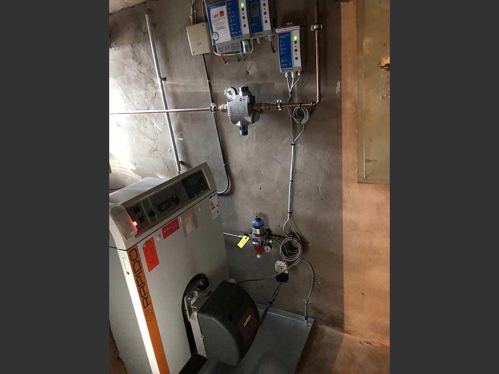 Ein Raum mit einer Heizung und einem Haufen Rohre