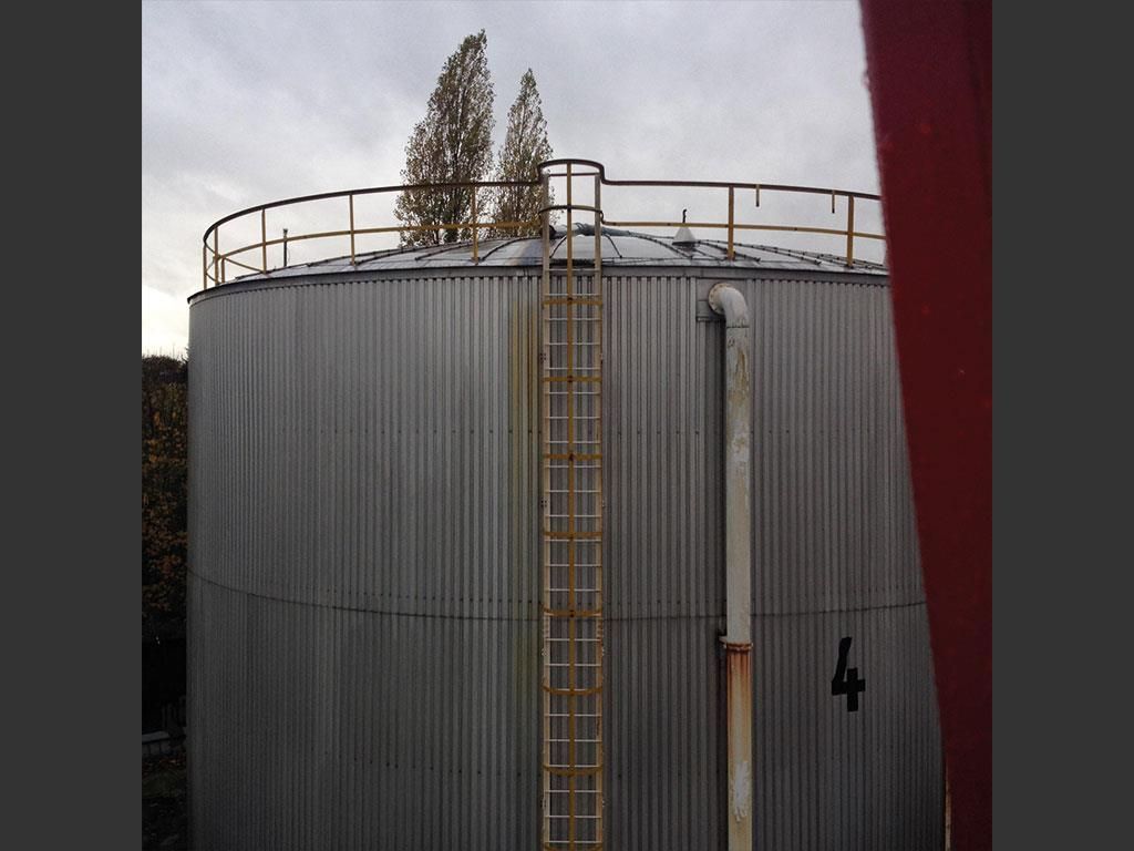 Ein großer Metalltank mit einer Leiter an der Seite