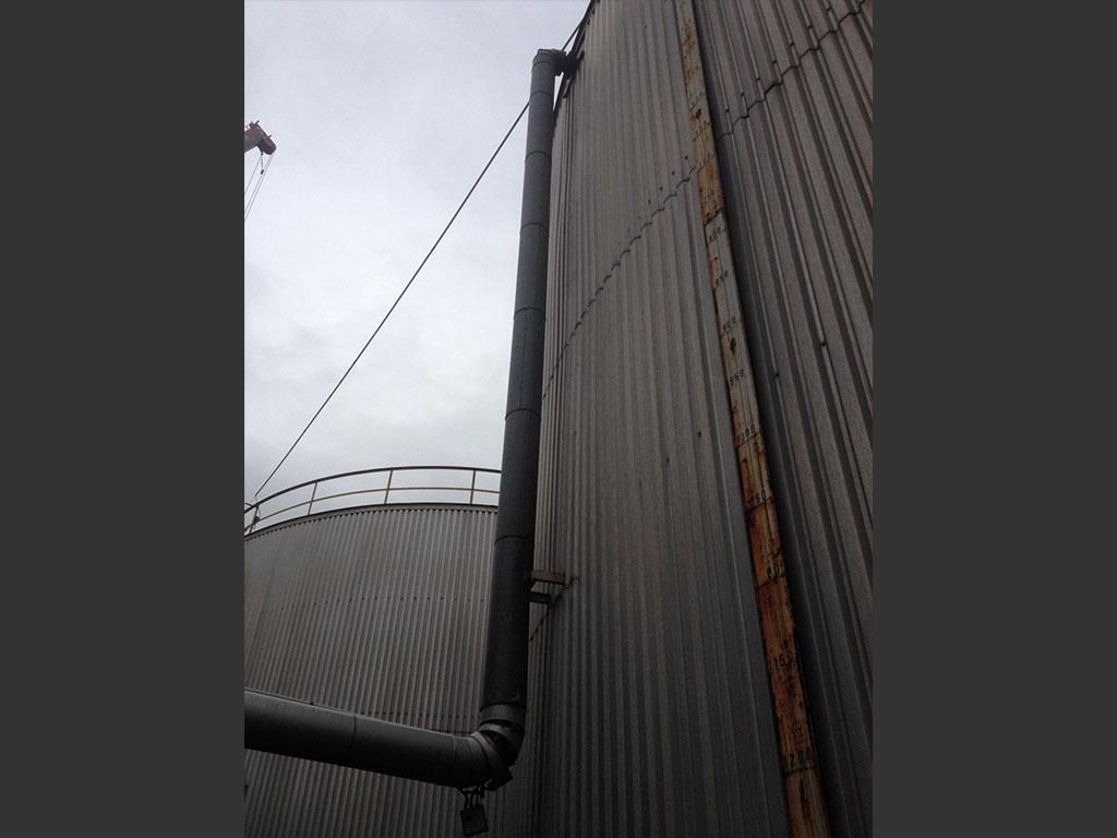 Ein Rohr ist an der Seite eines Gebäudes befestigt