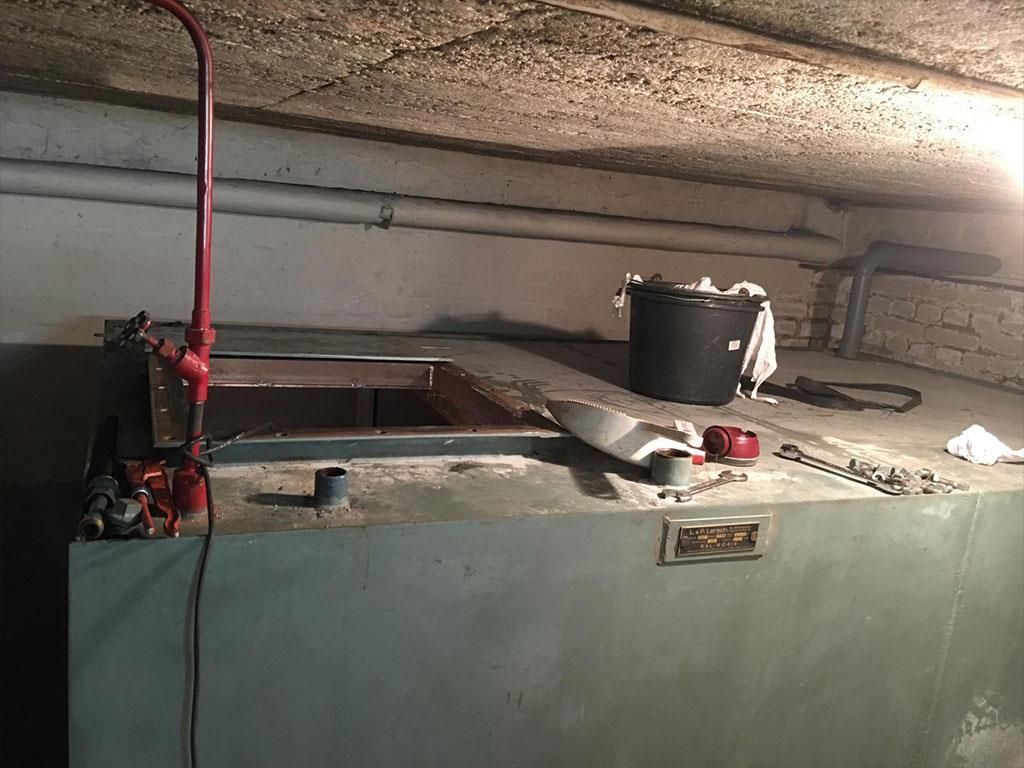 Ein Eimer steht auf dem Boden in einem dunklen Raum