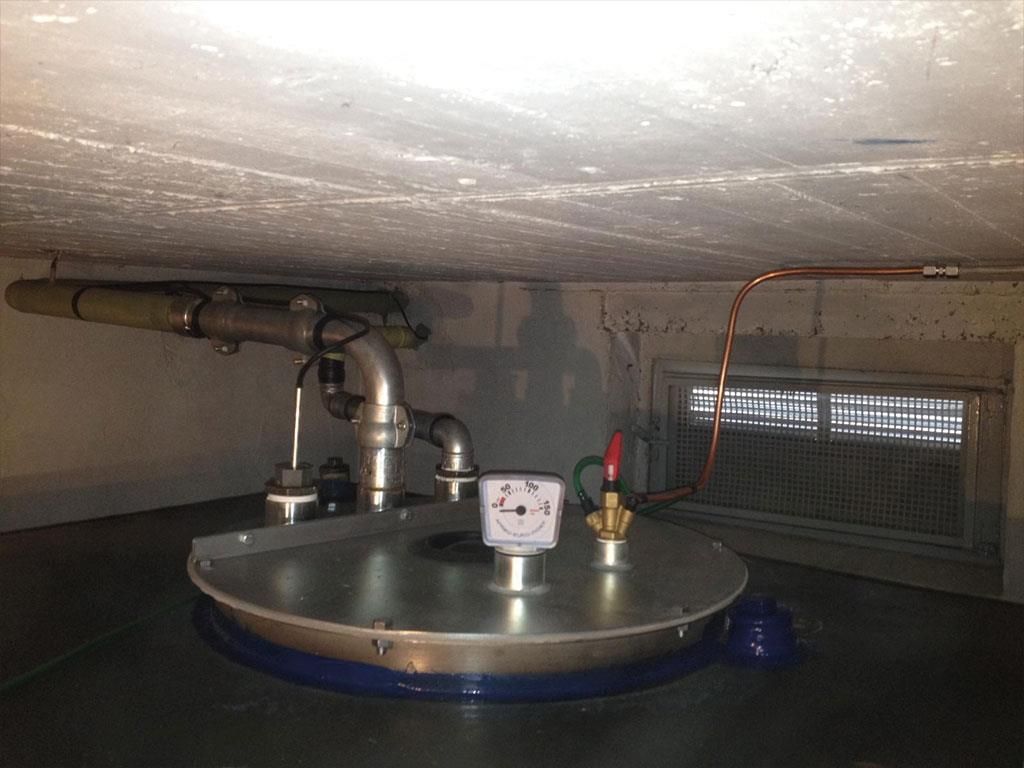 Eine Uhr mit der Zahl 4 darauf