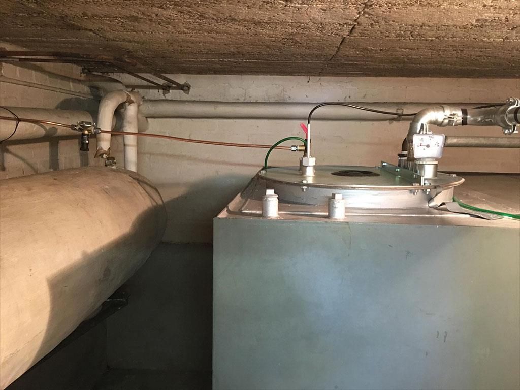 Ein Rohr ist mit einer Metallbox in einem Raum verbunden