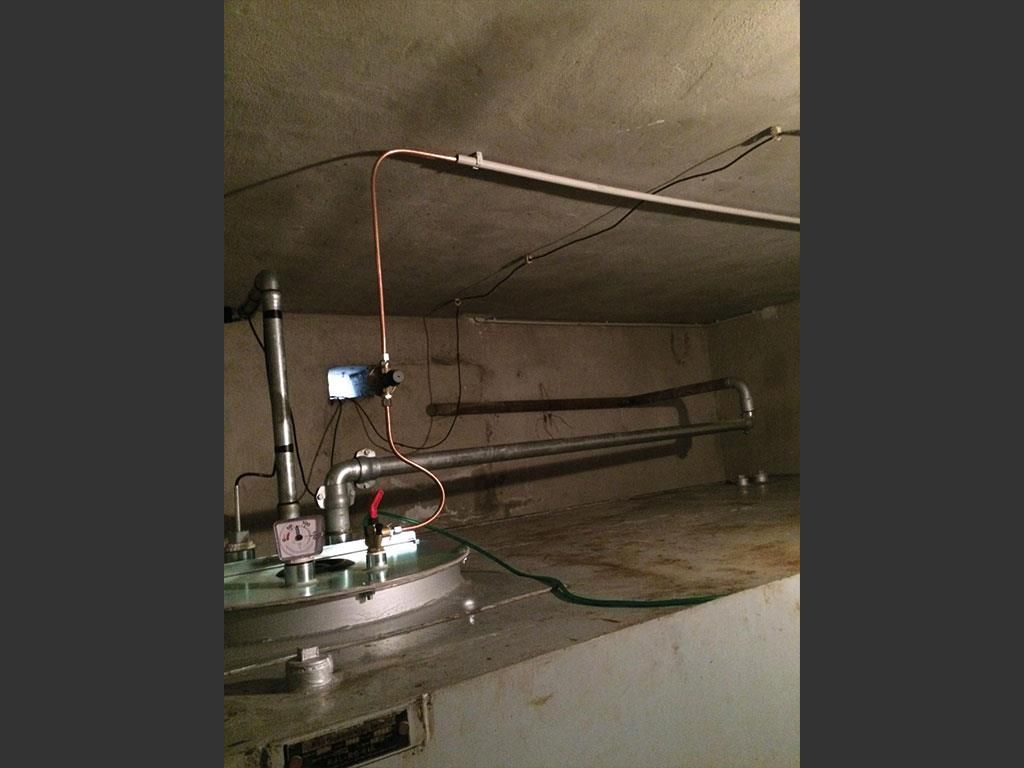 Ein Raum mit vielen Rohren und Drähten, die von der Decke hängen