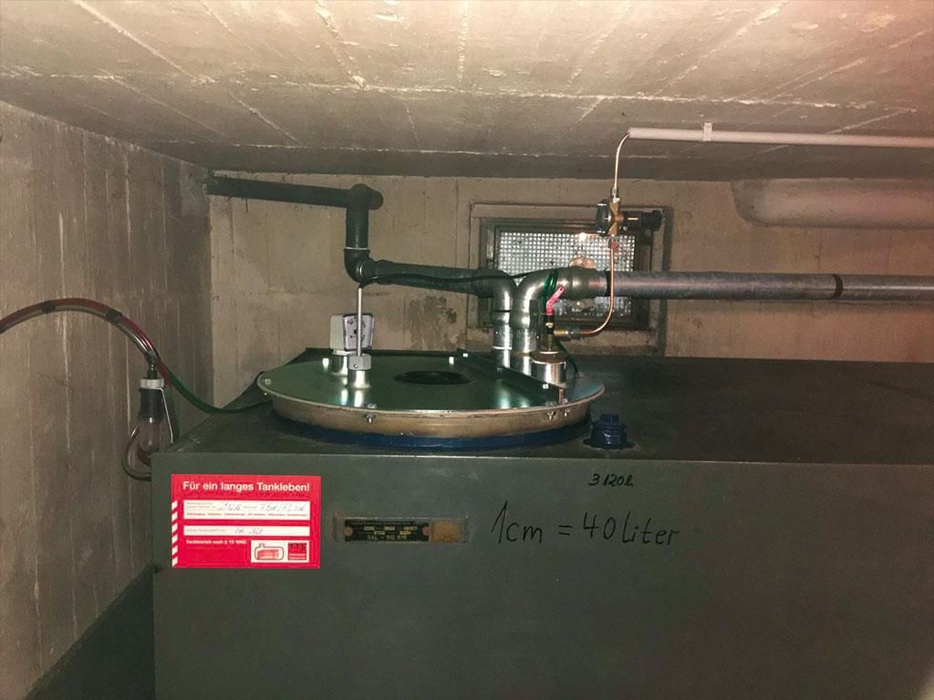 Ein grauer Tank mit einem Etikett, auf dem steht: 1 cm = 40 sla