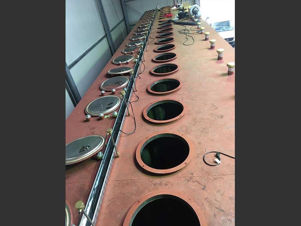 Eine lange Reihe von Löchern in einer Metalloberfläche