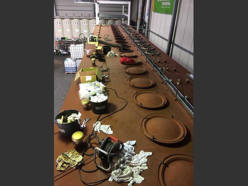 Ein langer Tisch mit einem Haufen Teller darauf