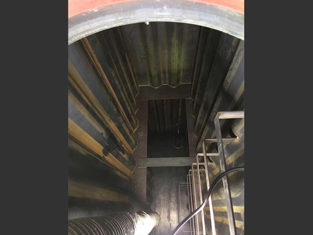 Das Innere eines Tunnels mit Treppen, die dorthin führen