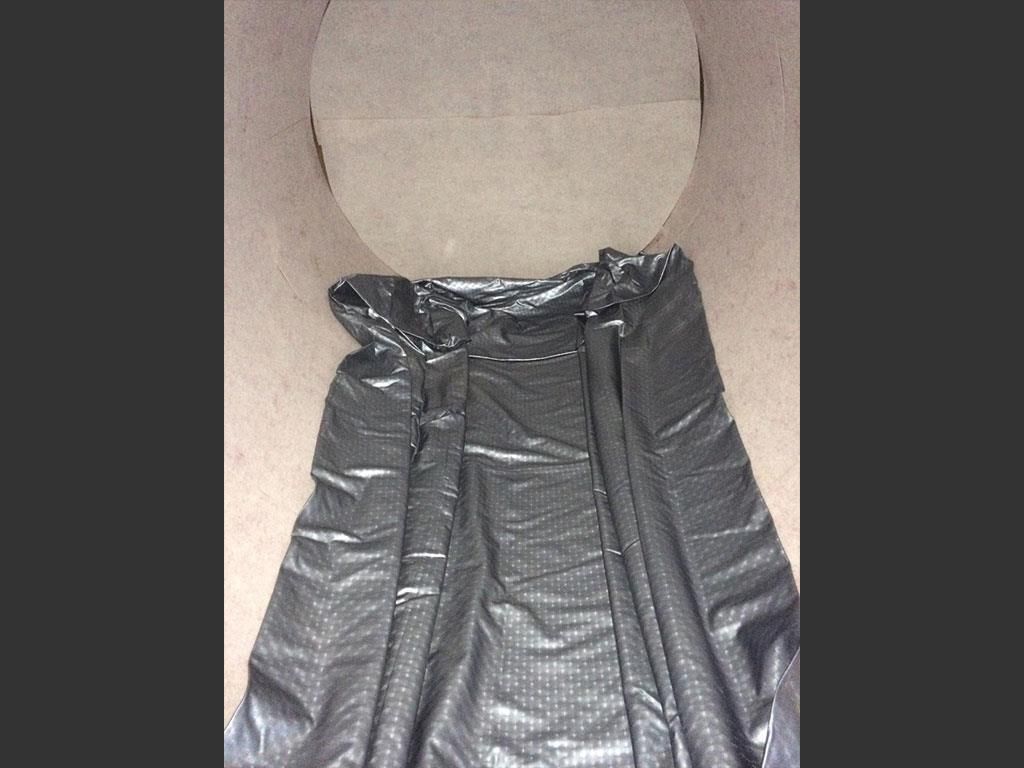 Ein Stück Klebeband liegt auf einem Tisch