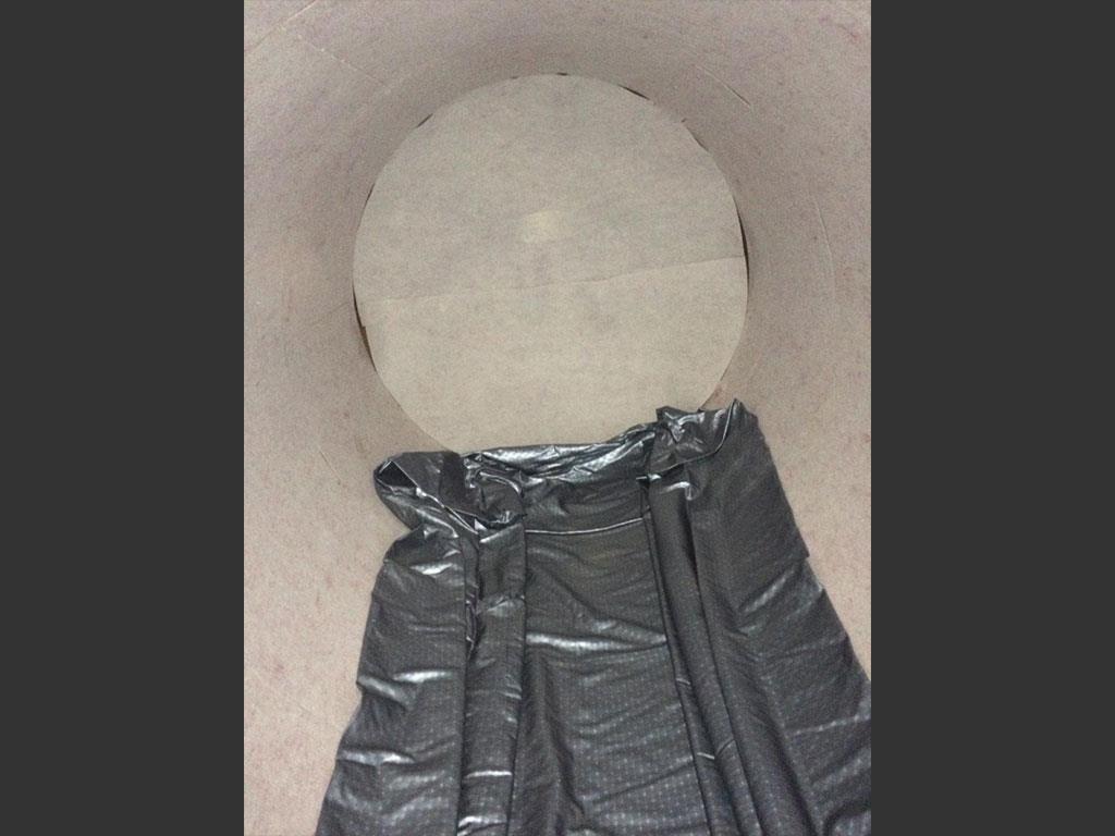 Ein Stück Klebeband wird um einen runden Gegenstand gewickelt