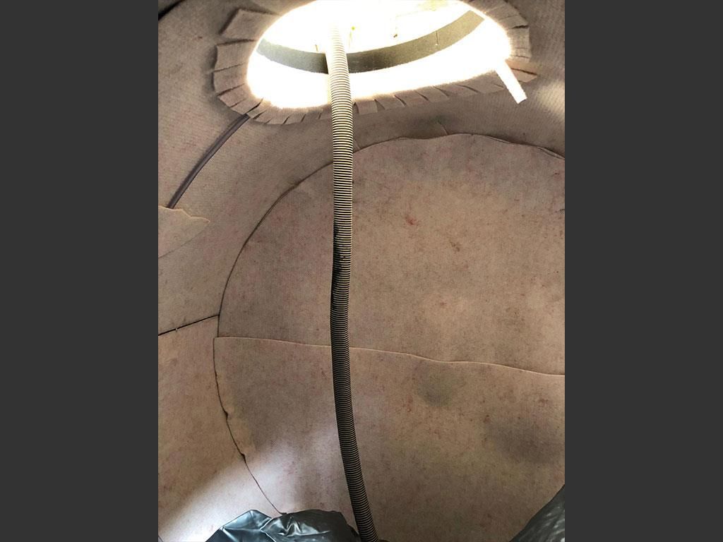 Eine Schlange kommt aus einem Loch in der Wand