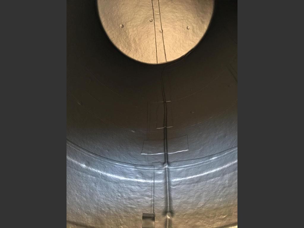 Eine Nahaufnahme eines Metallrohrs mit einem Loch in der Mitte.