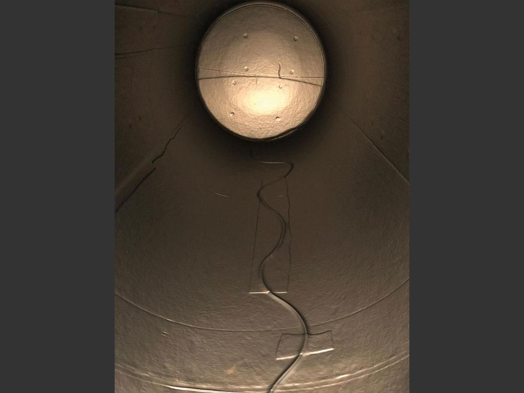 Das Innere eines Rohrs, aus dem Licht austritt