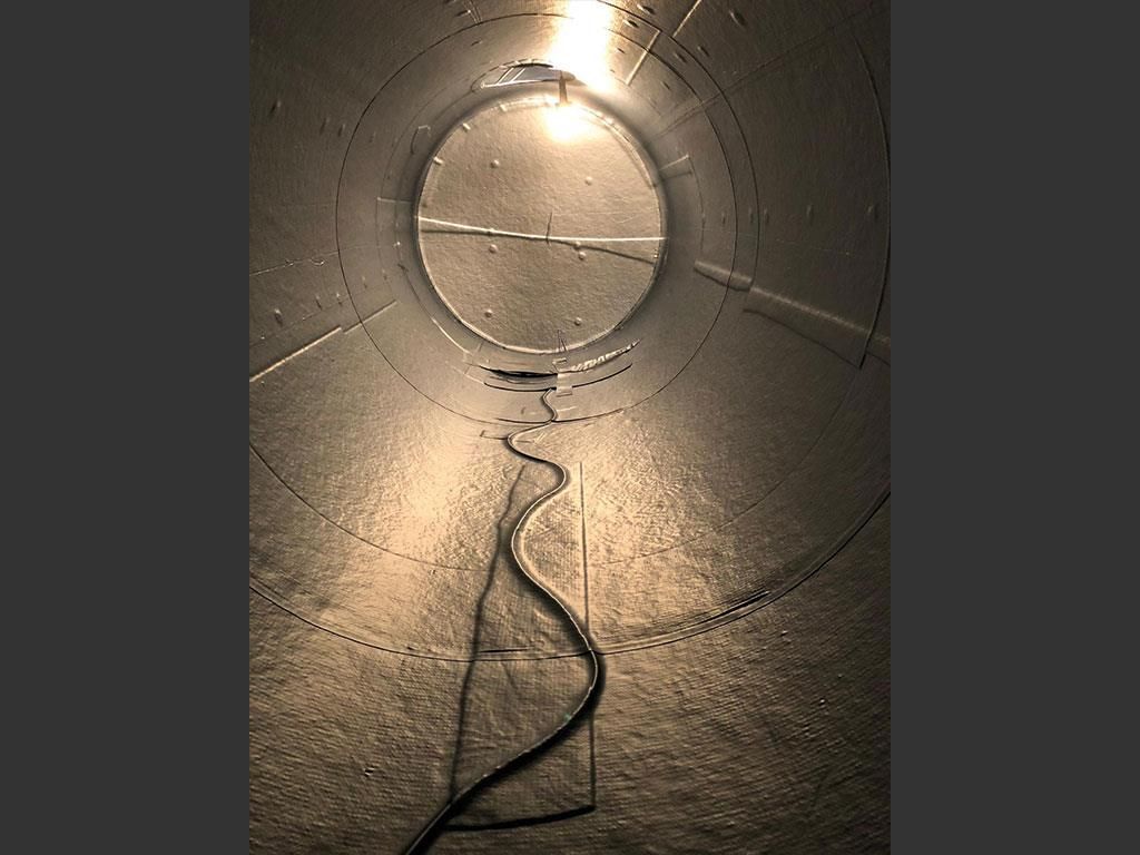 Ein dunkler Tunnel mit einem Licht am Ende