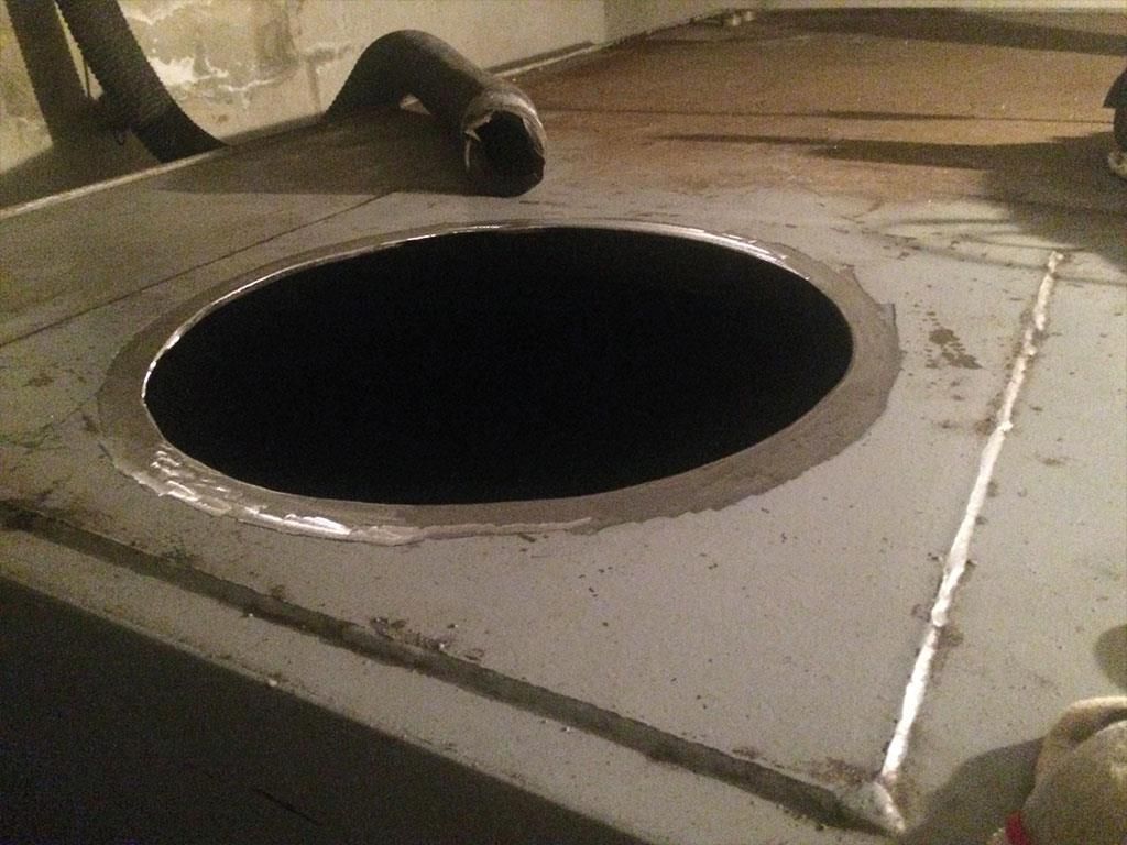 Ein Loch in einer Wand, aus dem ein Schlauch herauskommt