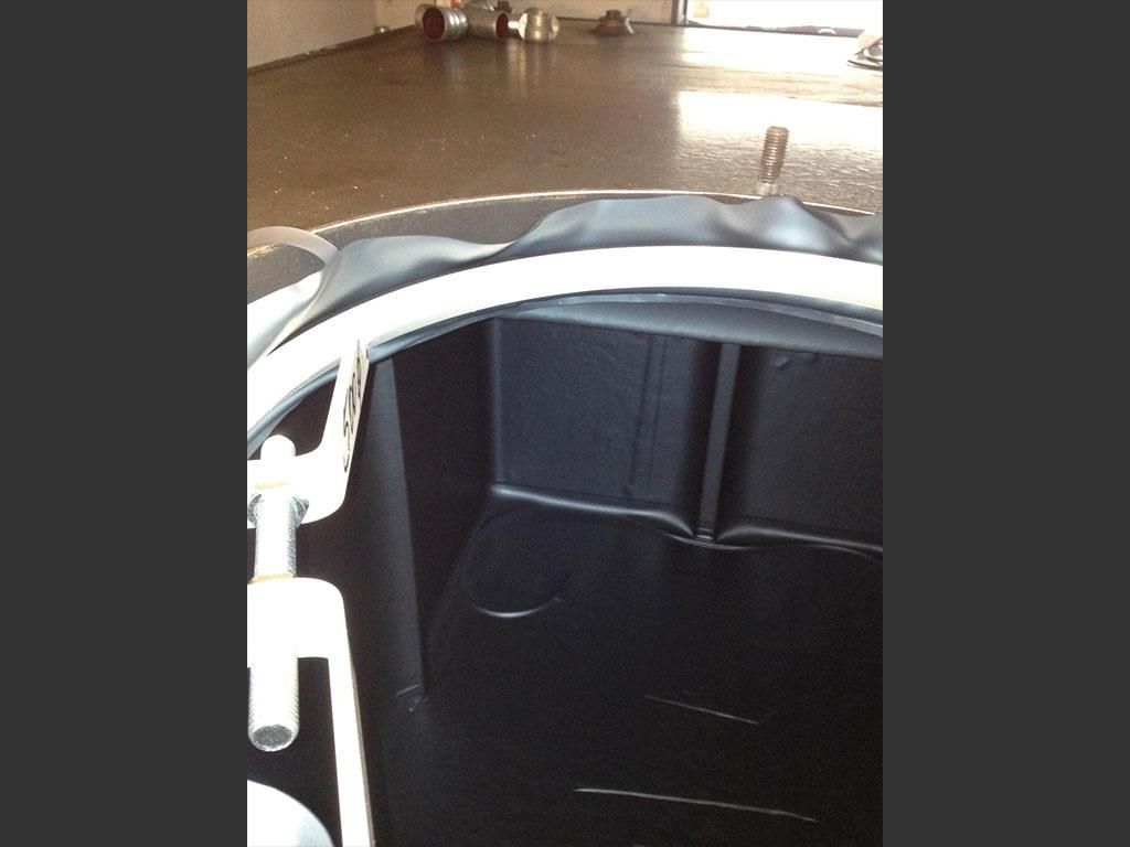 Ein schwarzer Behälter mit einem daran befestigten weißen Schlauch