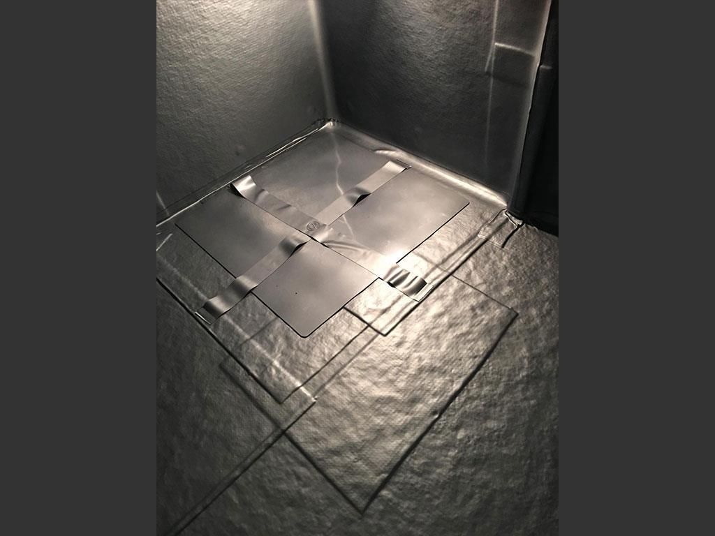 Ein Schwarzweißfoto eines gefliesten Bodens