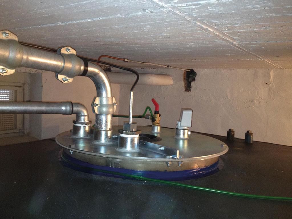 Ein Edelstahltank mit daran befestigten Rohren