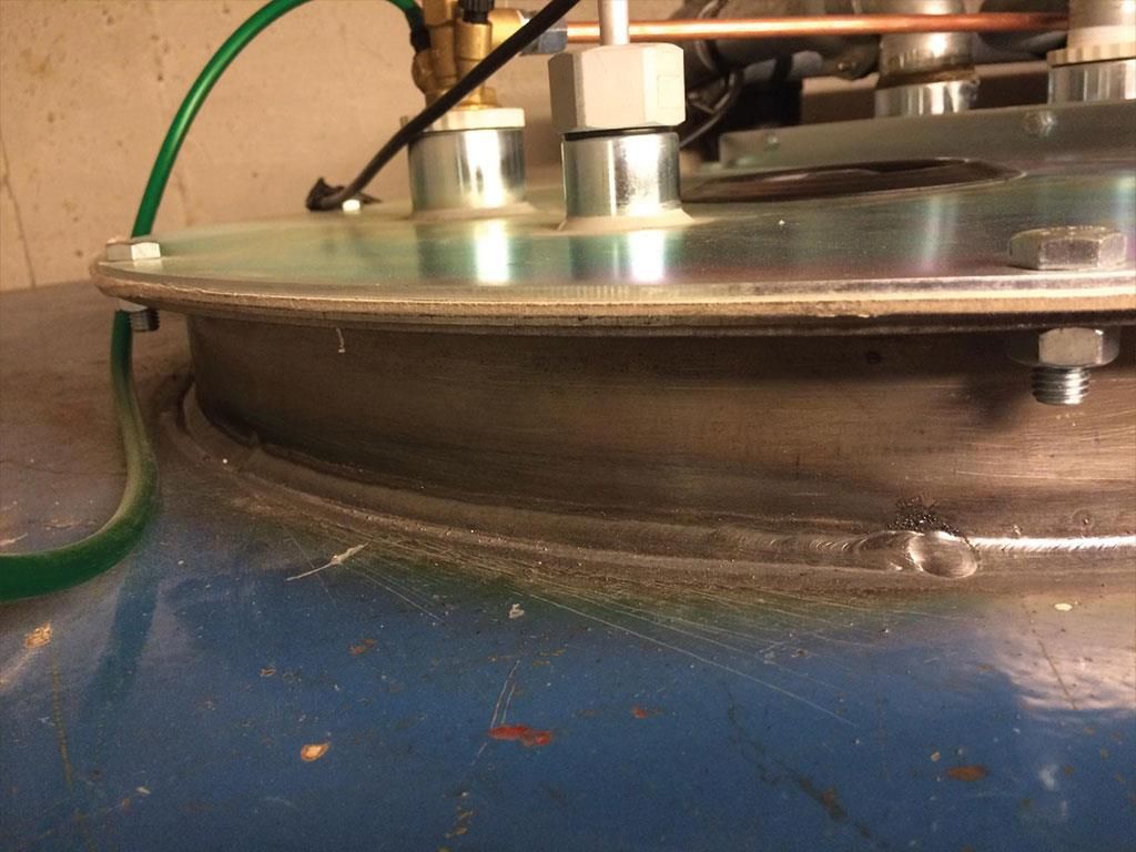 Ein grüner Schlauch ist an einem Metallgegenstand befestigt