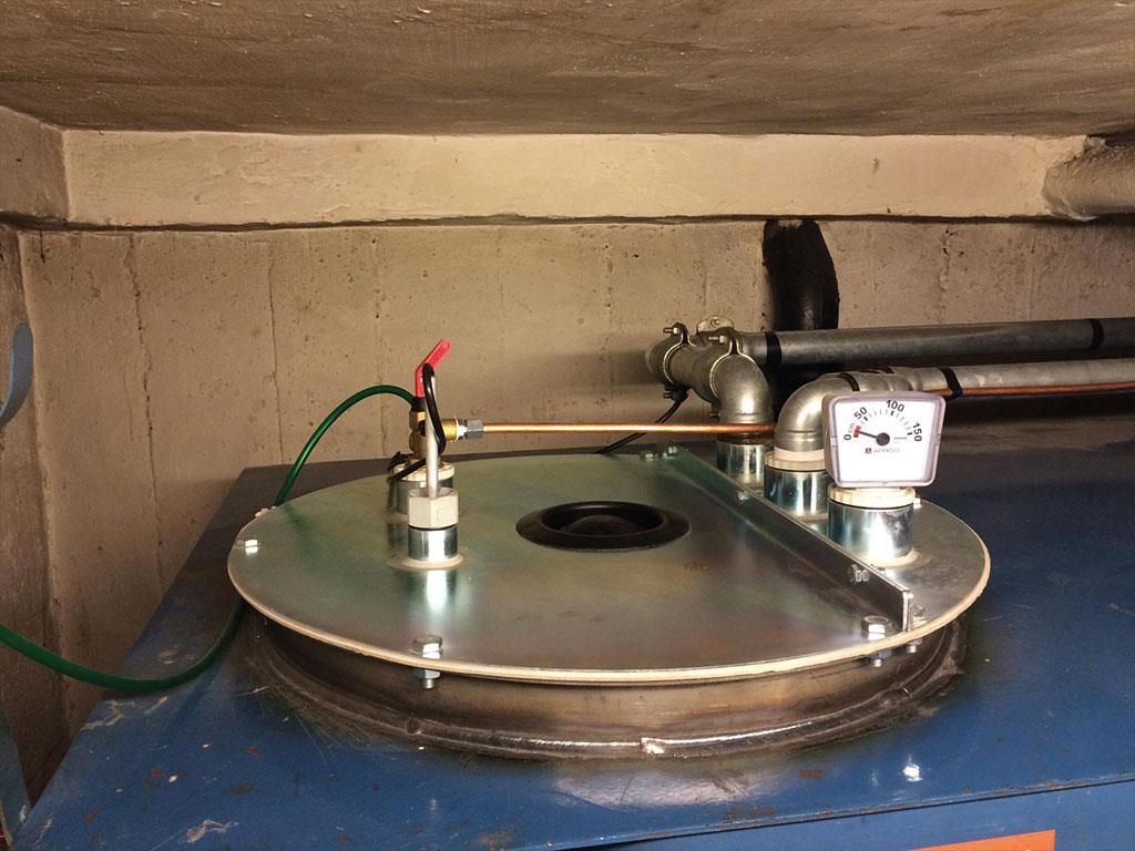 Ein blauer Tank mit einer Uhr darauf