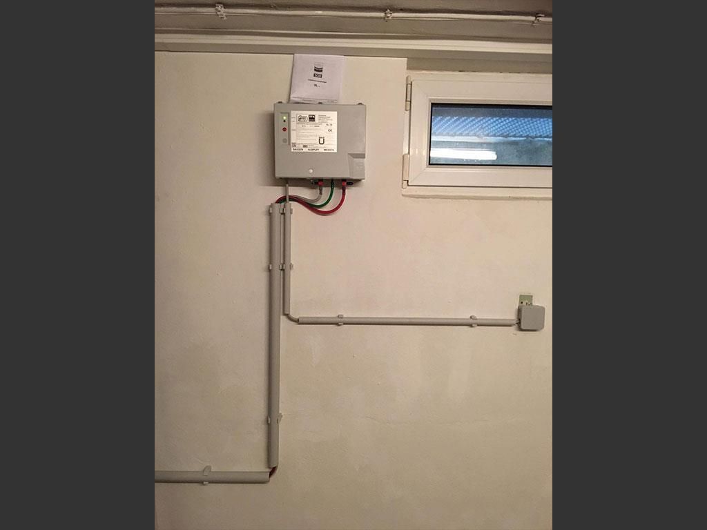 Eine weiße Wand mit einem Kästchen darauf, auf dem