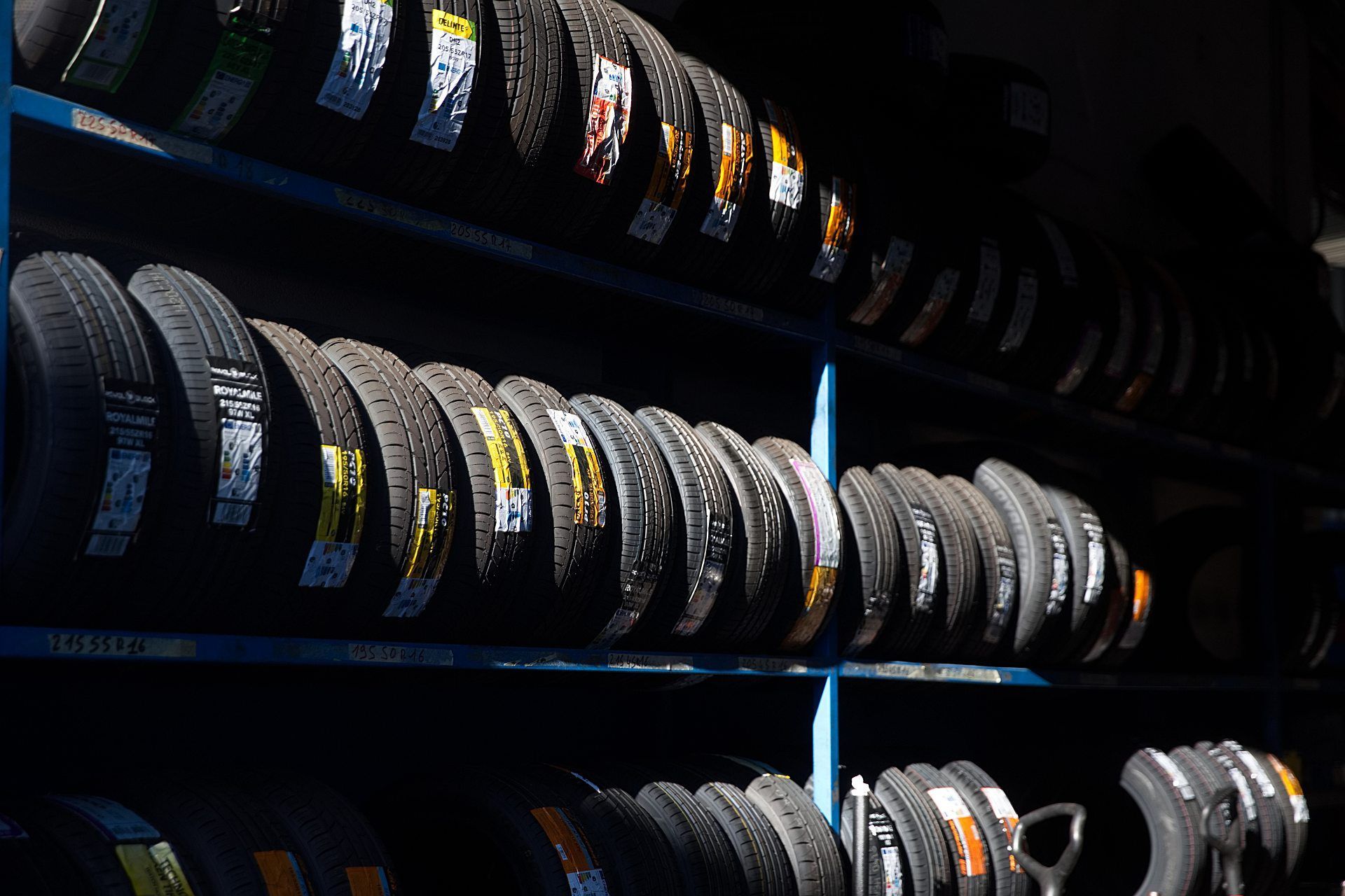 Dans le garage Inter Pneus, plusieurs types de pneus 