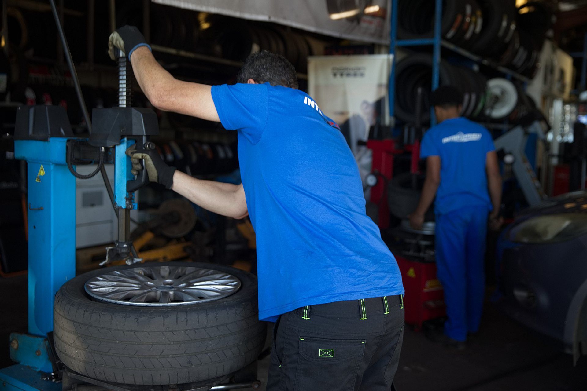 Démontage d'un pneu sur une jante 