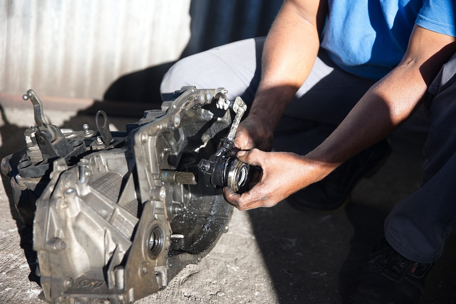 Mécanicien intervenant sur une voiture