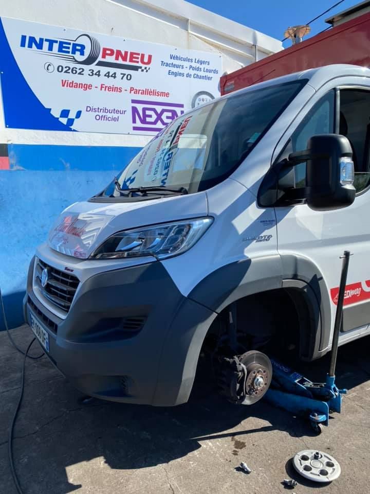 Changement d'une roue de camionnette devant l'entreprise