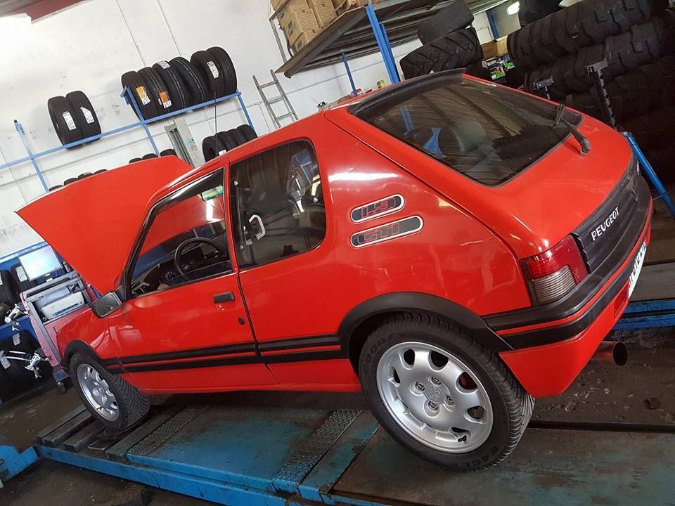 Petite citadine sportive rouge