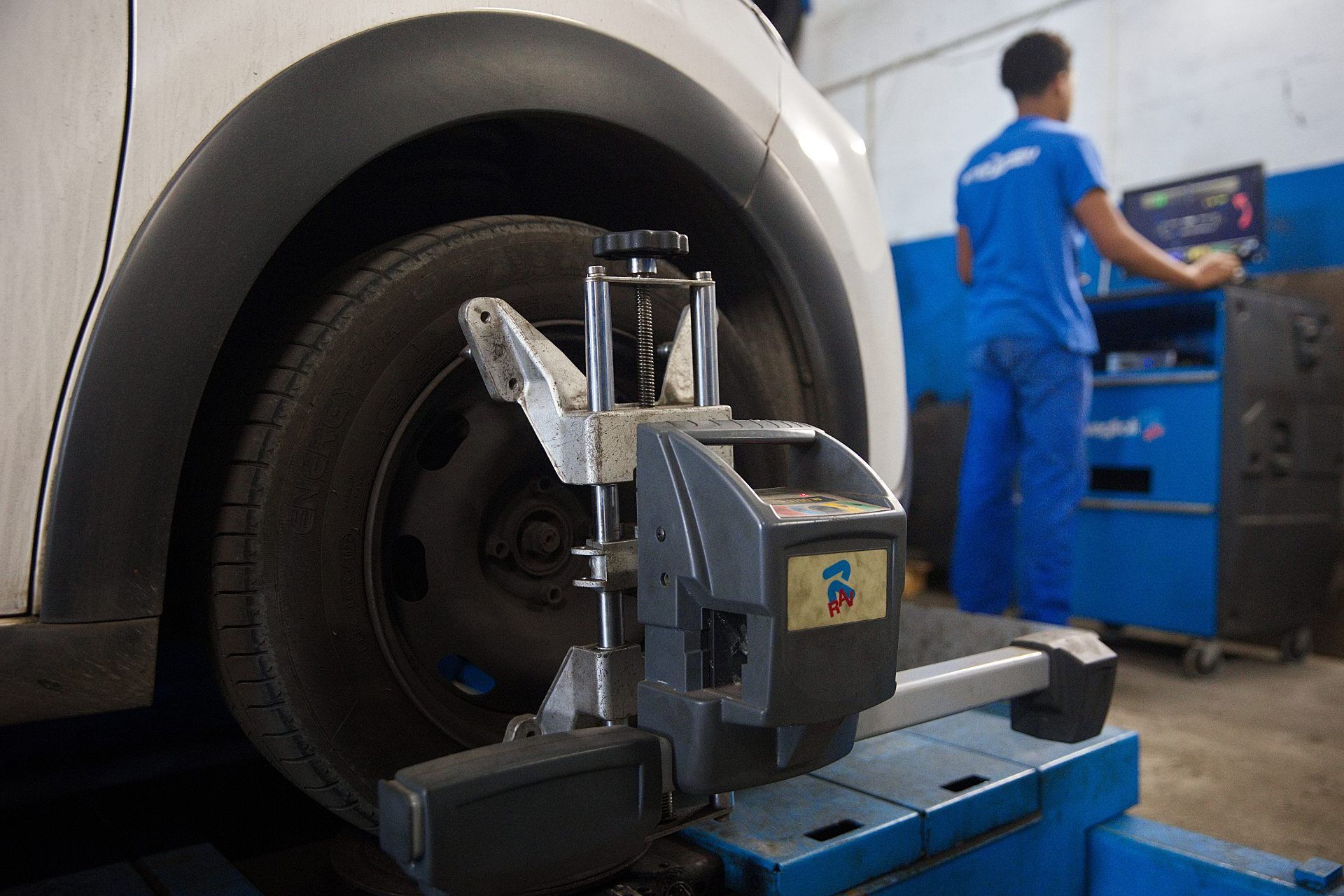 Géométrie sur un citadine blanche