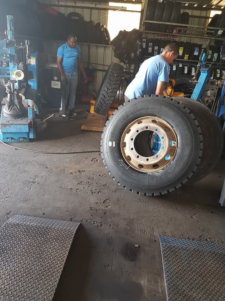 Mécaniciens changeant les pneus d'un camion