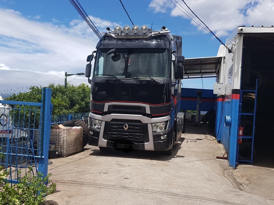 Camion poids lourd au garage