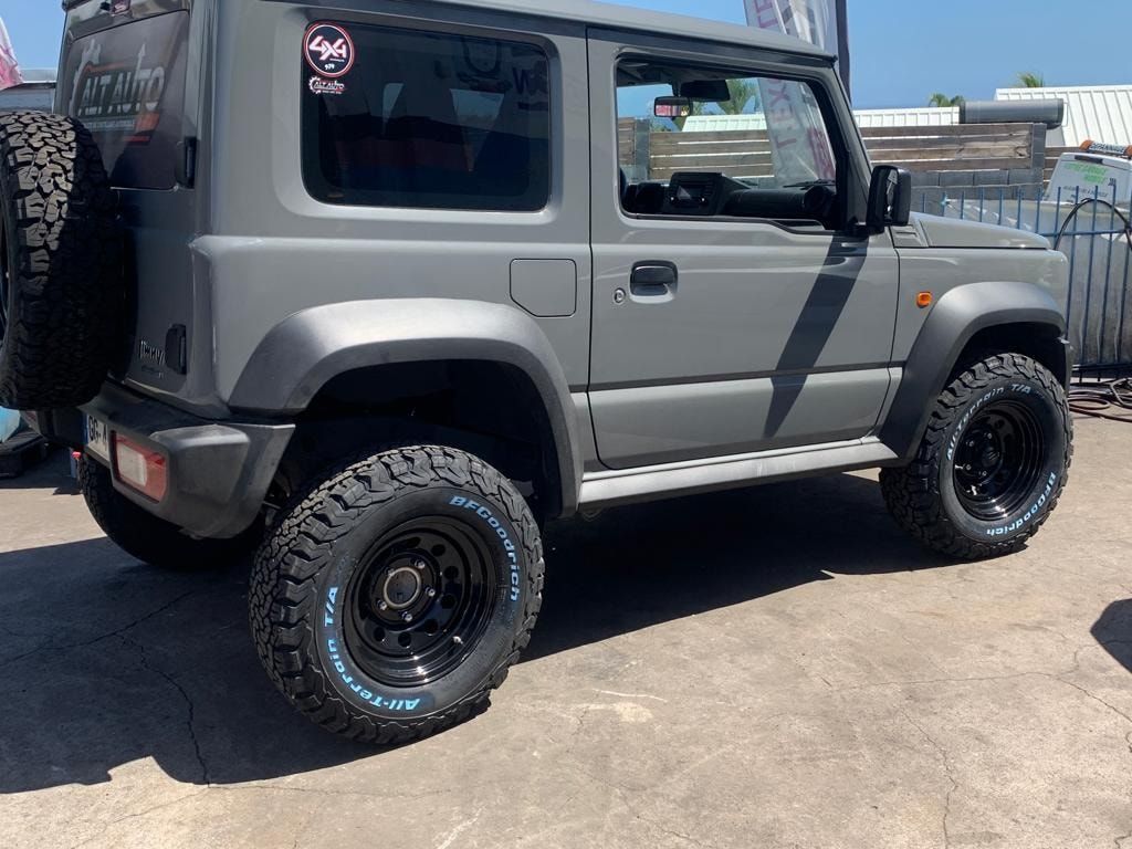 4x4 gris avec des pneus neufs
