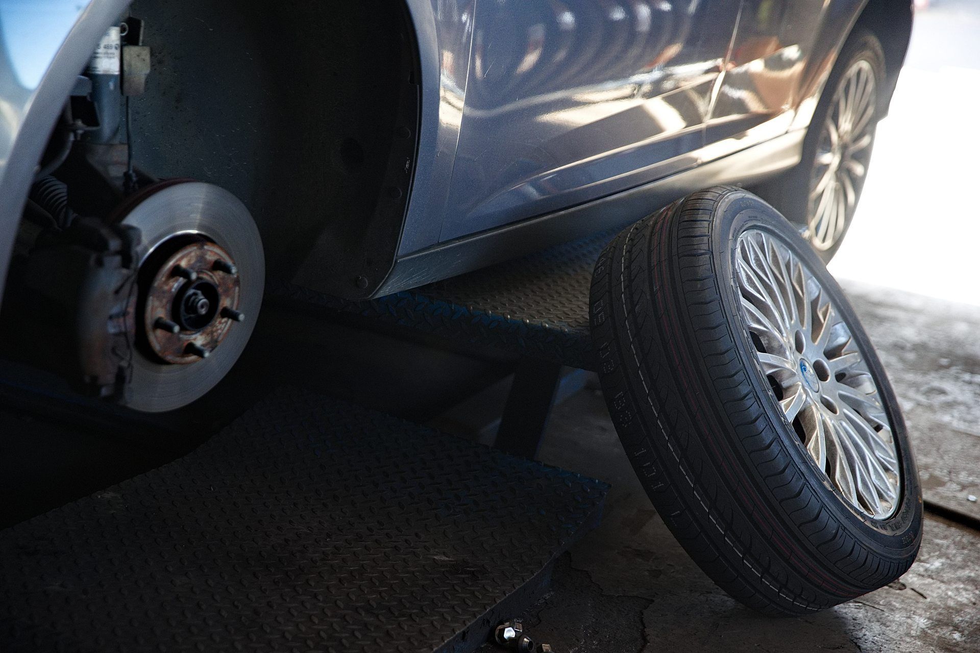 Dans un garage, pile de pneus