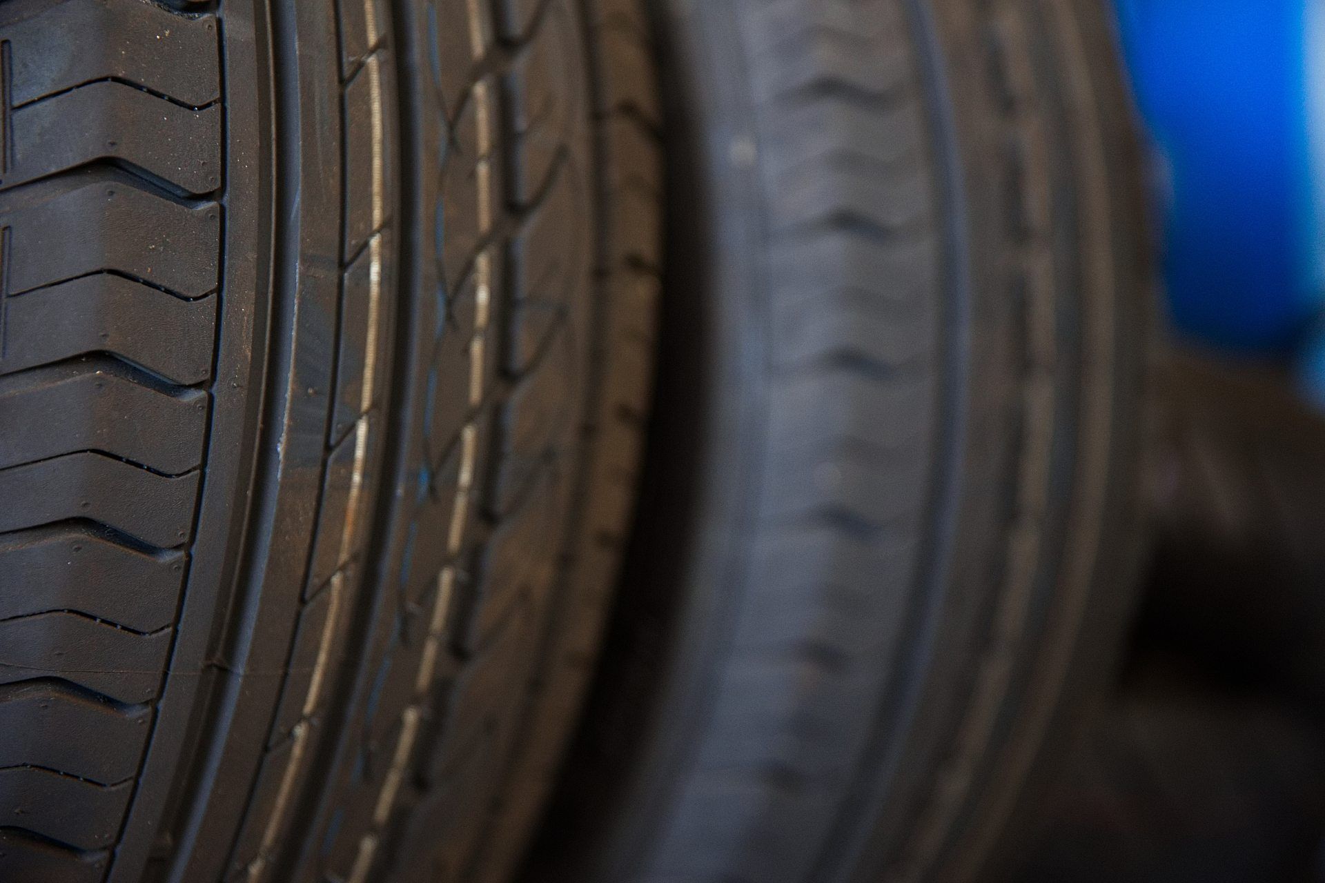 Gros plan sur deux pneus