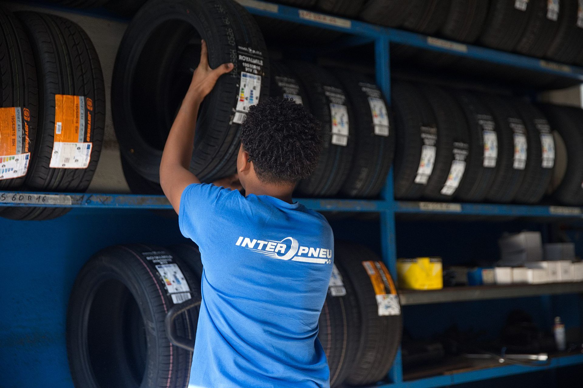 Salarié de l'entreprise choisissant un pneu
